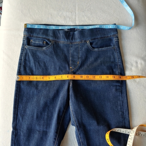 N/A. LIKE NEW Levis Totally Shaping Jean Capri pant - Picture 3 of 9